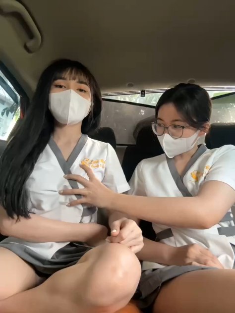 Phim sex Vợ Chồng - Hai cô gái spa xinh đẹp Eira quyến rũ biểu diễn nóng bỏng ngay trên xe hơi